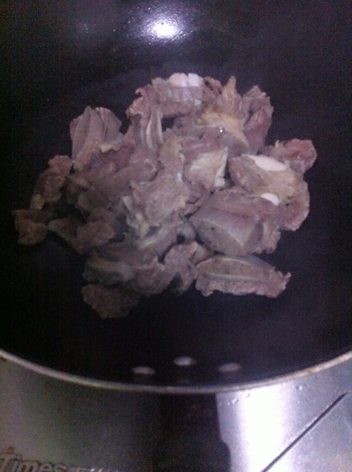 牛排焖土豆片,锅里不放油,小中火干炒,外面有点干干的有香味出来
