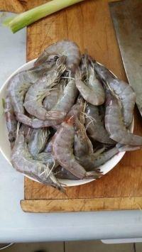 餐桌必备——油焖大虾,1.将大虾洗净,去掉虾须、虾枪、虾脚、沙线。