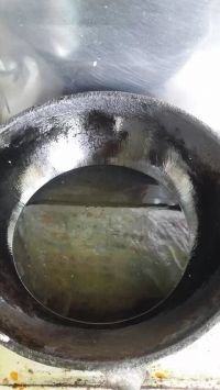 餐桌必备——油焖大虾,2.炒锅置于火上,用中大火,倒入比平时炒菜稍多一些的橄榄油,烧至六成热。