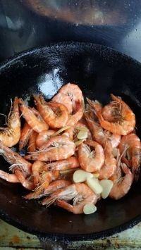 餐桌必备——油焖大虾,5.再倒入适量的料酒,盖上锅盖,焖烧至收汁(大约3分钟),加少许盐即可出锅。