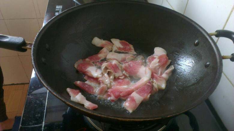 自制(肉片炒黄豆芽),炒锅放油烧热，放肉片炒至变色；