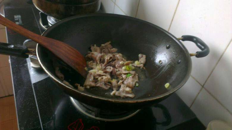 自制(肉片炒黄豆芽),下葱花炒香；
