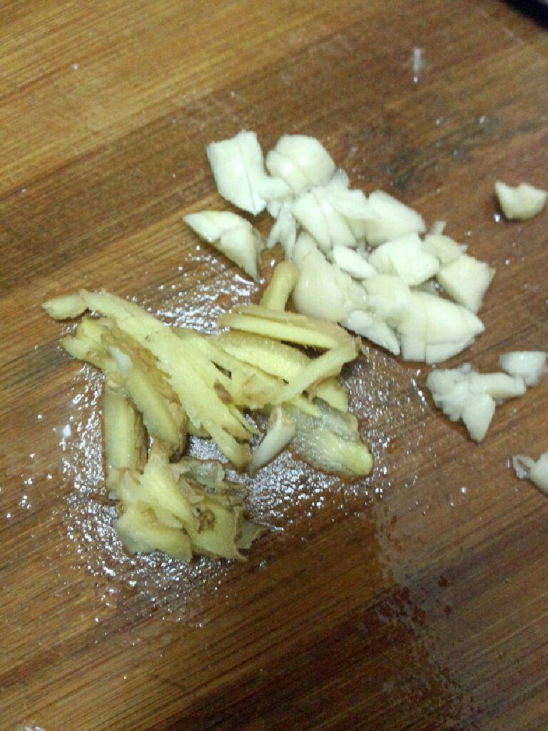 乳味排骨,蒜拍碎 姜切丝