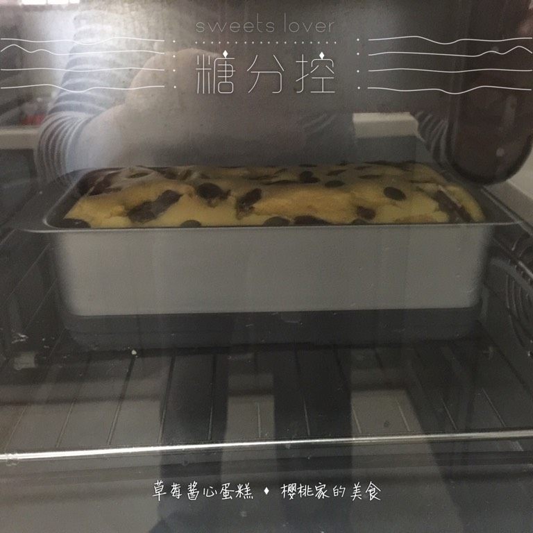 草莓酱心蛋糕,如图将模具放在烤箱中下格,150度上下火烤30分钟;
