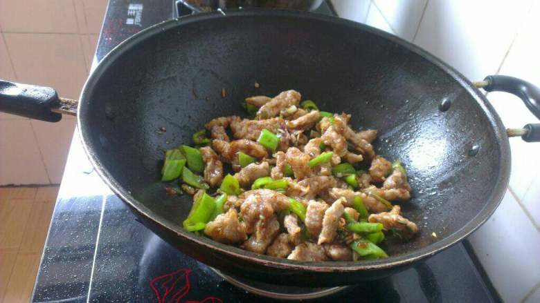 自制(溜肉段),倒入炸好的肉段儿炒匀都裹上汁儿关火;