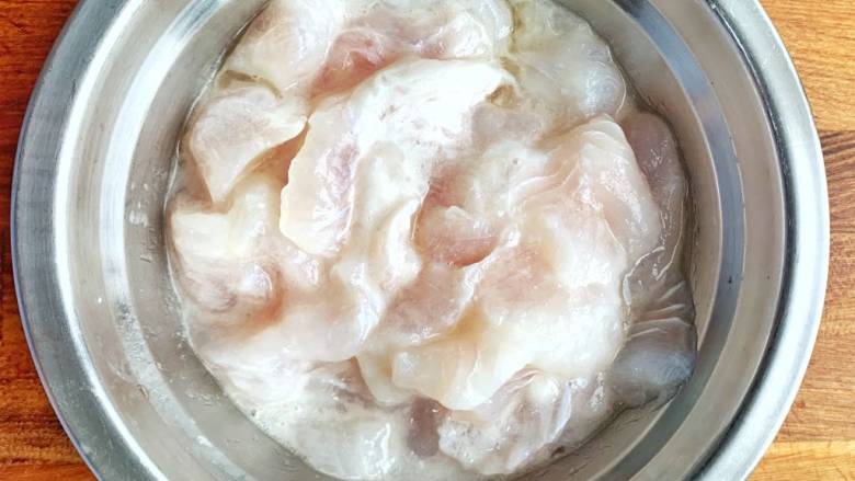 葱油鱼片,锅里放鱼片