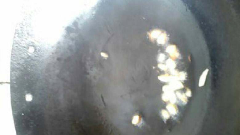 蒜炒青菜, 热锅，加油，烧热，加入蒜末爆香。 蒜末爆香即可，不要烧焦掉哦