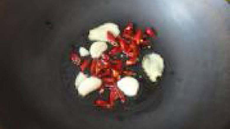 毛豆烧鸡块,冷锅冷油放入<a style='color:red;display:inline-block;' href='/shicai/ 86474'>干辣椒</a>、蒜瓣、葱姜，小火爆香