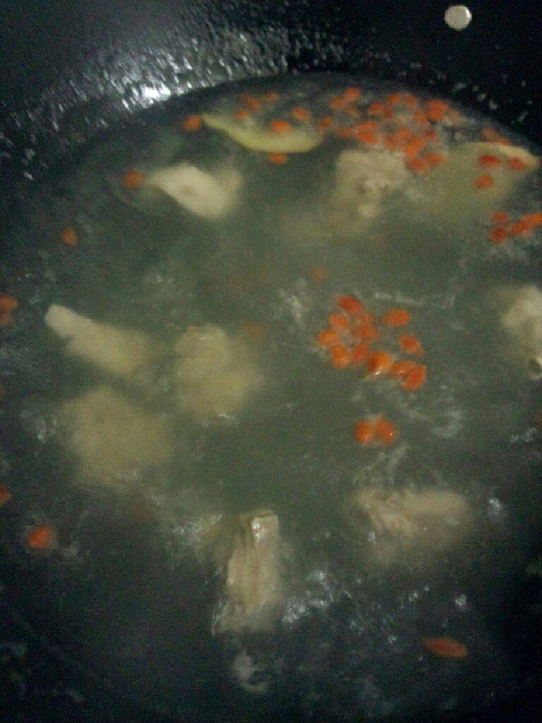 老鸭汤炖春菜,在洗干'净加水  放枸杞  姜大火煲开  在转小火煲一小时左右
