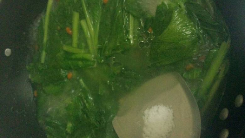 老鸭汤炖春菜,在加盐炖三分钟左右