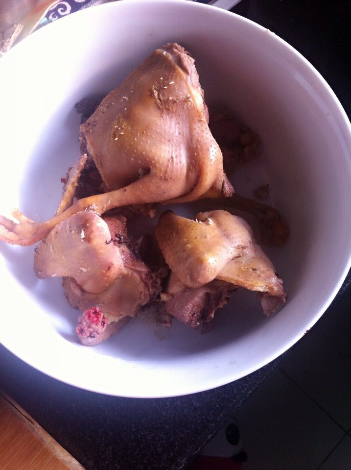 蒸乳鸽,乳鸽在开水里汆下，去腥
