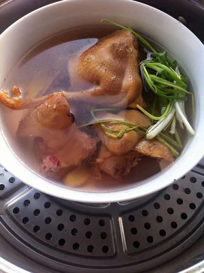 蒸乳鸽,放少许<a style='color:red;display:inline-block;' href='/shicai/ 866'>冰糖</a>，盐，<a style='color:red;display:inline-block;' href='/shicai/ 2800'>生姜</a>，<a style='color:red;display:inline-block;' href='/shicai/ 718'>料酒</a>，蒜子两瓣，<a style='color:red;display:inline-block;' href='/shicai/ 3250'>葱</a>结，少许<a style='color:red;display:inline-block;' href='/shicai/ 134296'>白胡椒粉</a>
