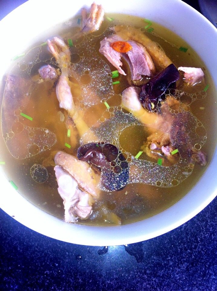 蒸乳鸽,上锅蒸至快烂，放木耳枸杞再蒸会起锅，葱结扔了换葱花，<a style='color:red;display:inline-block;' href='/shicai/ 756'>鸡精</a>可用可不用
