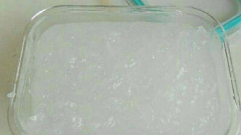 自制豌豆凉粉,煮好的淀粉糊放入密封容器中抹平表明。