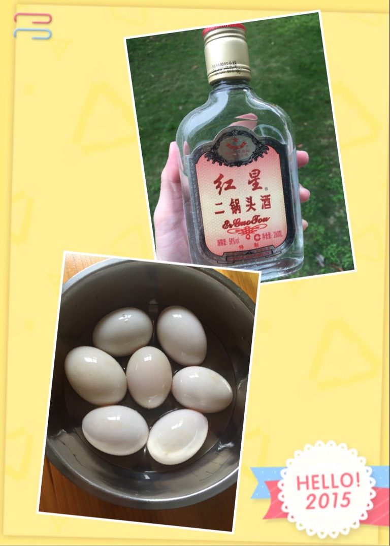 自制咸鸭蛋,把鸭蛋洗干净,晾干。准备好一瓶二锅头56度白酒,把鸭蛋泡在白酒里十分钟左右。