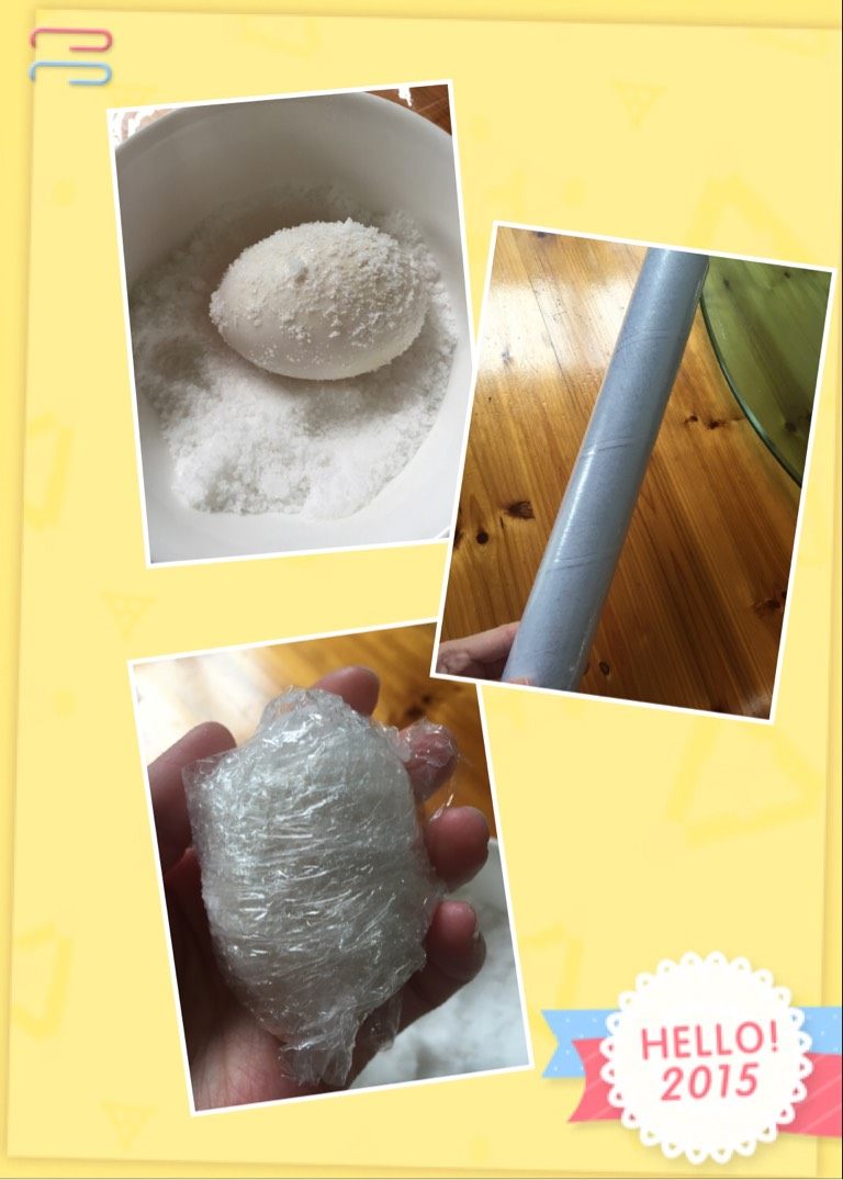 自制咸鸭蛋,如图泡好后吧鸭蛋用盐裹一圈,沾上盐。然后用保鲜膜把鸭蛋包起来。