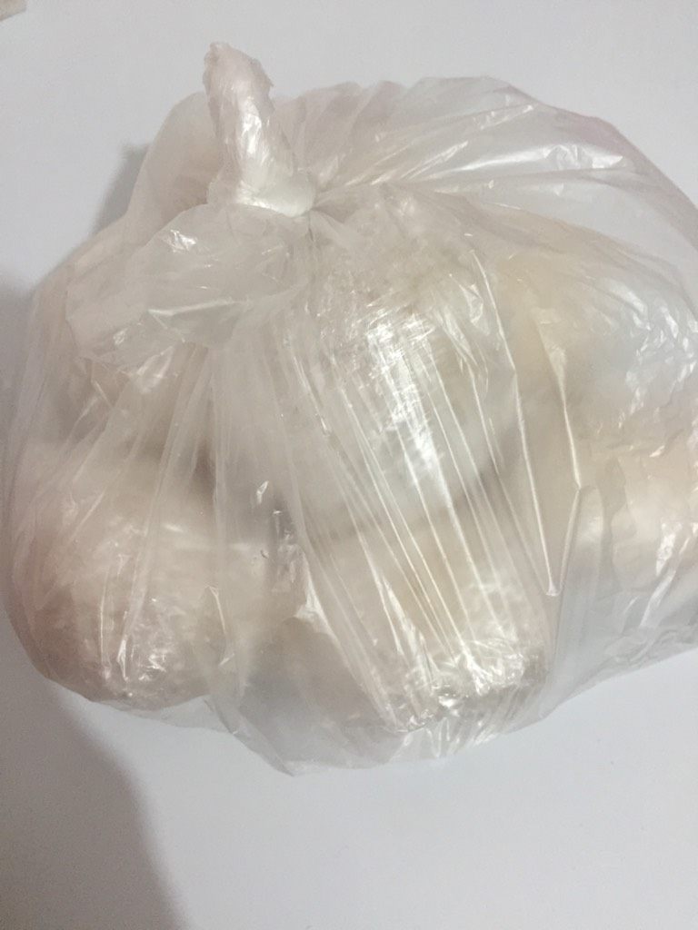 自制咸鸭蛋,如图在用一个大的保鲜袋,把裹好盐的鸭蛋装起来。放在阴凉的地方,20天左右就可以吃了。