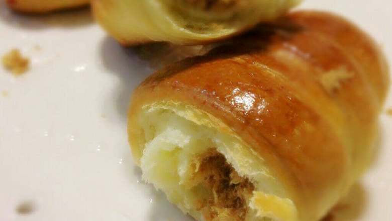 毛毛虫肉松面包,组织松软,美味可爱的面包。