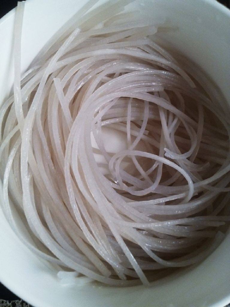 芹菜炒粉,将粉条提前过泡软后，锅中加入热水烧开后，滴几滴油，将粉条煮7分熟。