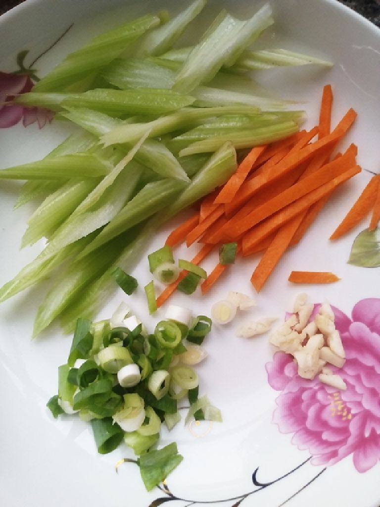 芹菜炒粉,<a style='color:red;display:inline-block;' href='/shicai/ 125'>芹菜</a>，<a style='color:red;display:inline-block;' href='/shicai/ 25'>胡萝卜</a>，洗好切丝，葱花，蒜末准备好。
