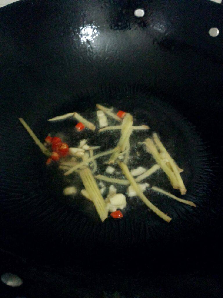 炒鸡翅,锅加油烧热把姜 蒜 辣椒放入炒香