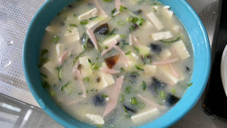 皮蛋豆腐汤,撒上葱末,即可上桌享用