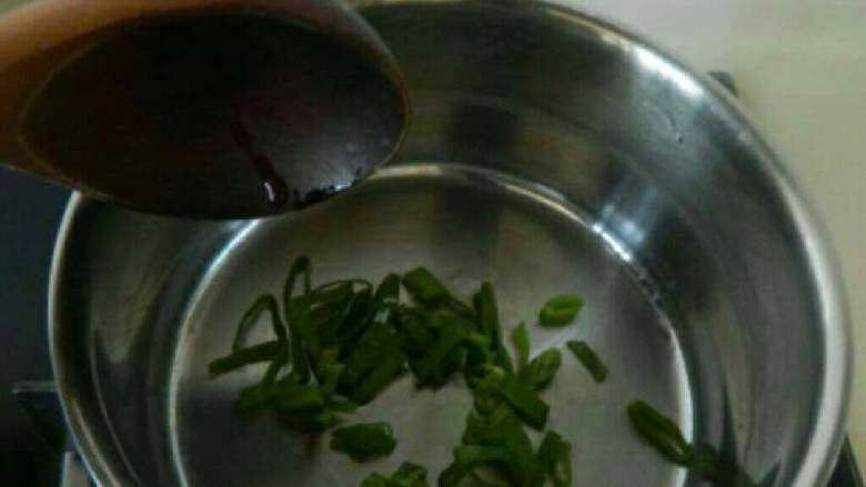虾皮海带汤,锅中加少许油爆香葱花。