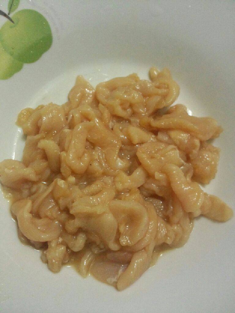 菌菇炒鸡肉,<a style='color:red;display:inline-block;' href='/shicai/ 94'>鸡肉</a>洗干净用盐  <a style='color:red;display:inline-block;' href='/shicai/ 788'>生抽</a>  <a style='color:red;display:inline-block;' href='/shicai/ 721'>蚝油</a>  鸡精粉 <a style='color:red;display:inline-block;' href='/shicai/ 718'>料酒</a>  淀粉腌制一下