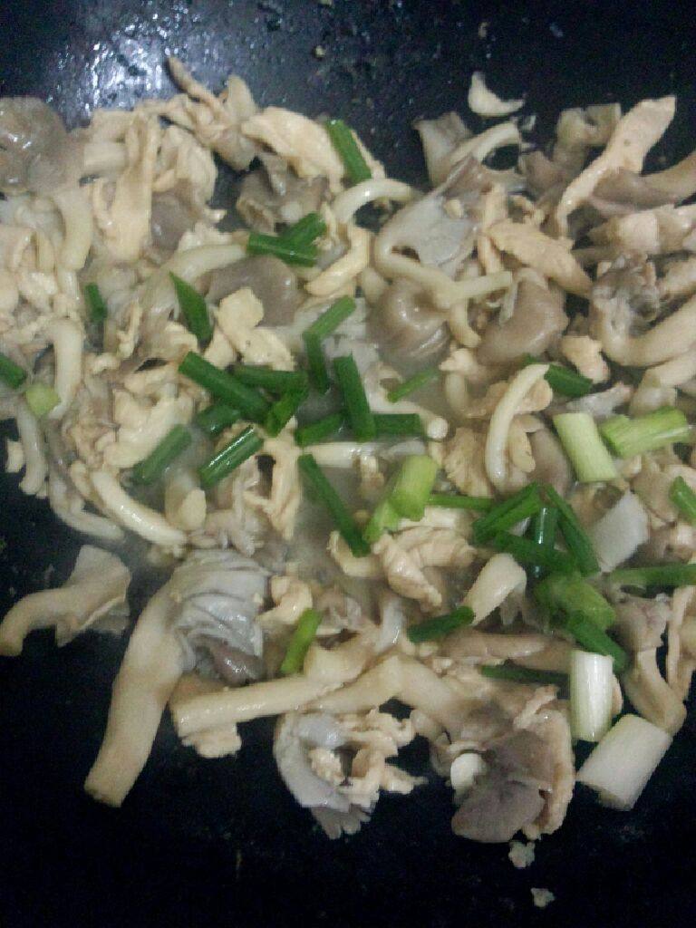 菌菇炒鸡肉,炒均匀在把葱放入炒几下