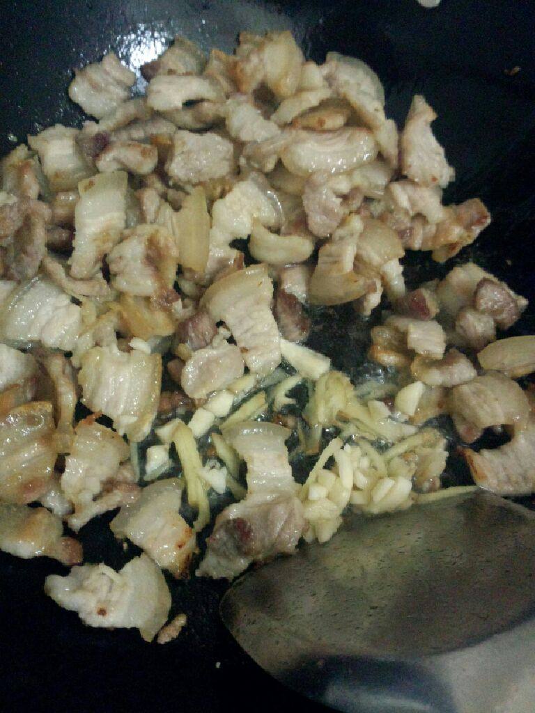 双椒炒五花肉,炒至五花肉略金黄 在把蒜和姜丝放入炒香