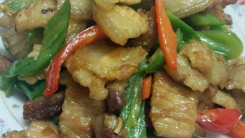 双椒炒五花肉,即可关火盛盘