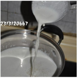 莲子糊,只后将打好的汁倒入锅中，小火煮开即可