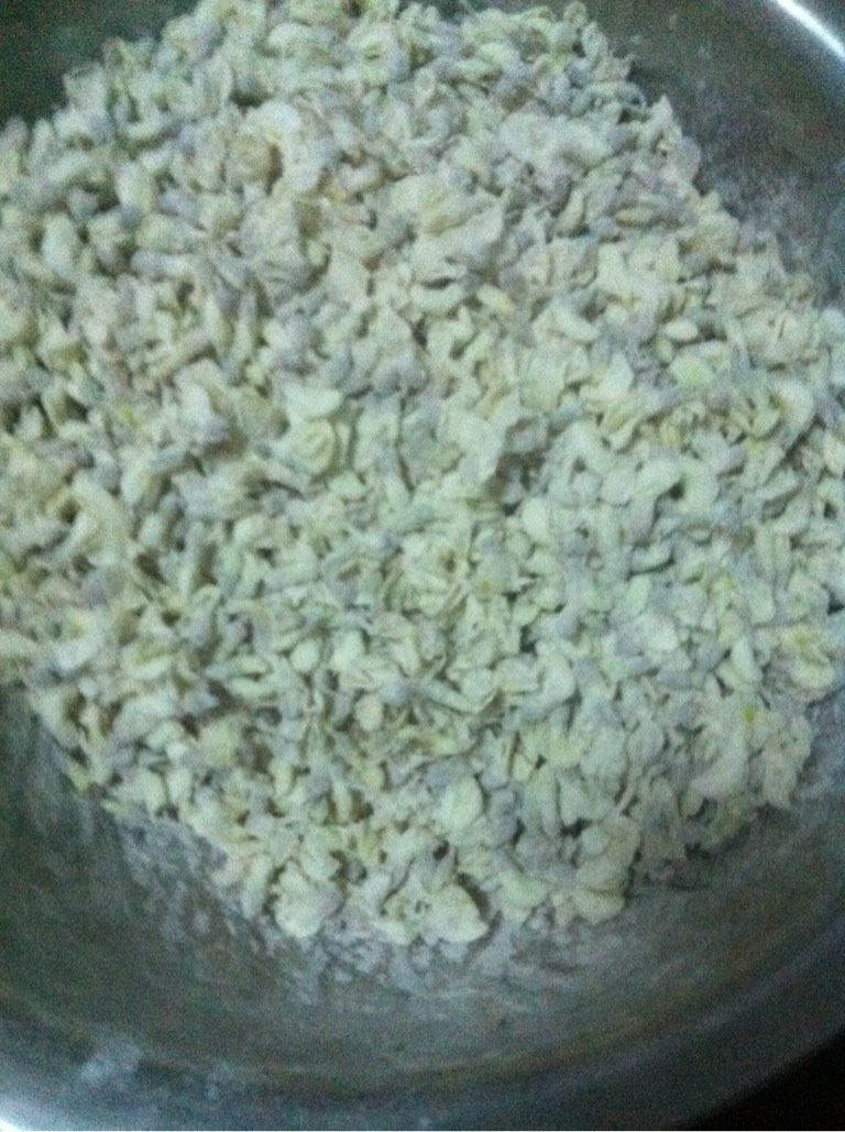 槐花饭,槐花洗净，把水挤干，撒上<a style='color:red;display:inline-block;' href='/shicai/ 519'>面粉</a>，抓匀，一直到用手一抓散开为止