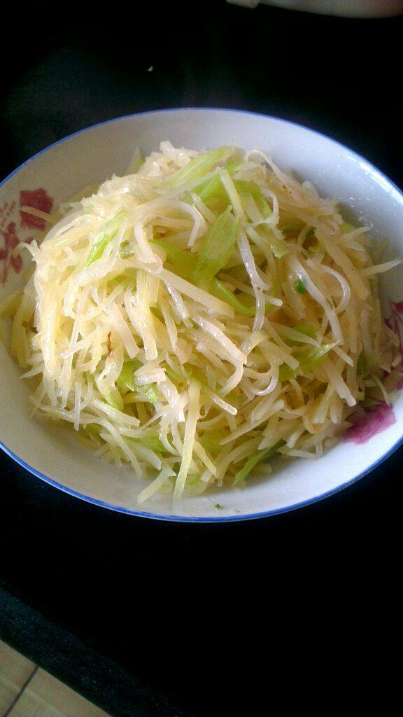 自制(芹菜炒土豆丝)