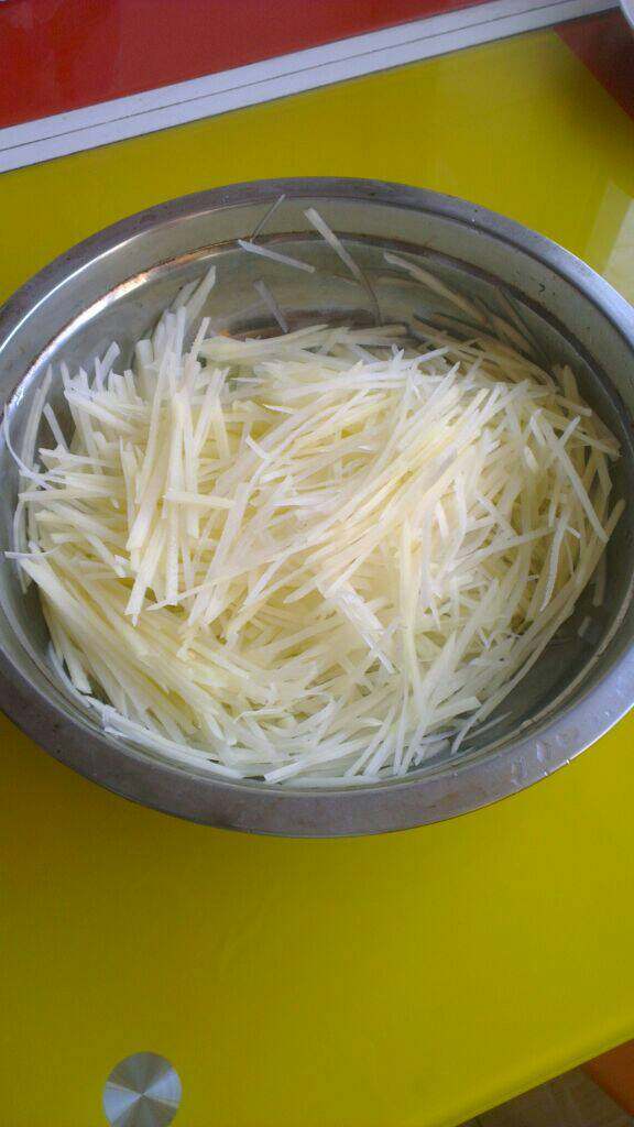 自制(芹菜炒土豆丝),<a style='color:red;display:inline-block;' href='/shicai/ 23'>土豆</a>削皮洗净切丝待用；