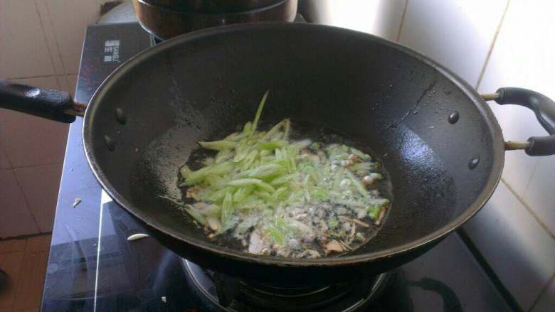 自制(芹菜炒土豆丝),放芹菜片翻炒几下；