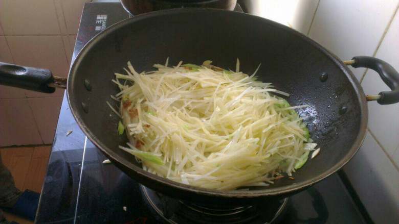 自制(芹菜炒土豆丝),倒入土豆丝加盐  <a style='color:red;display:inline-block;' href='/shicai/ 756'>鸡精</a>翻炒片刻；