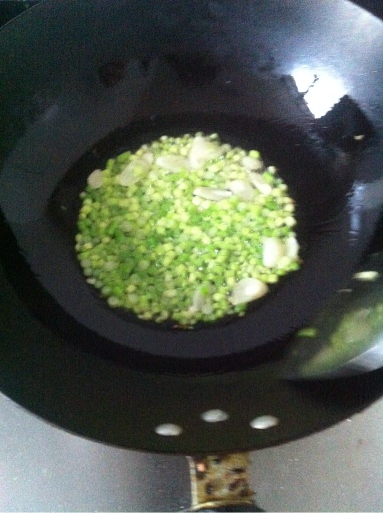 槐花饭,大蒜切片，<a style='color:red;display:inline-block;' href='/shicai/ 3350'>蒜薹</a>切丁，下油锅炒香，