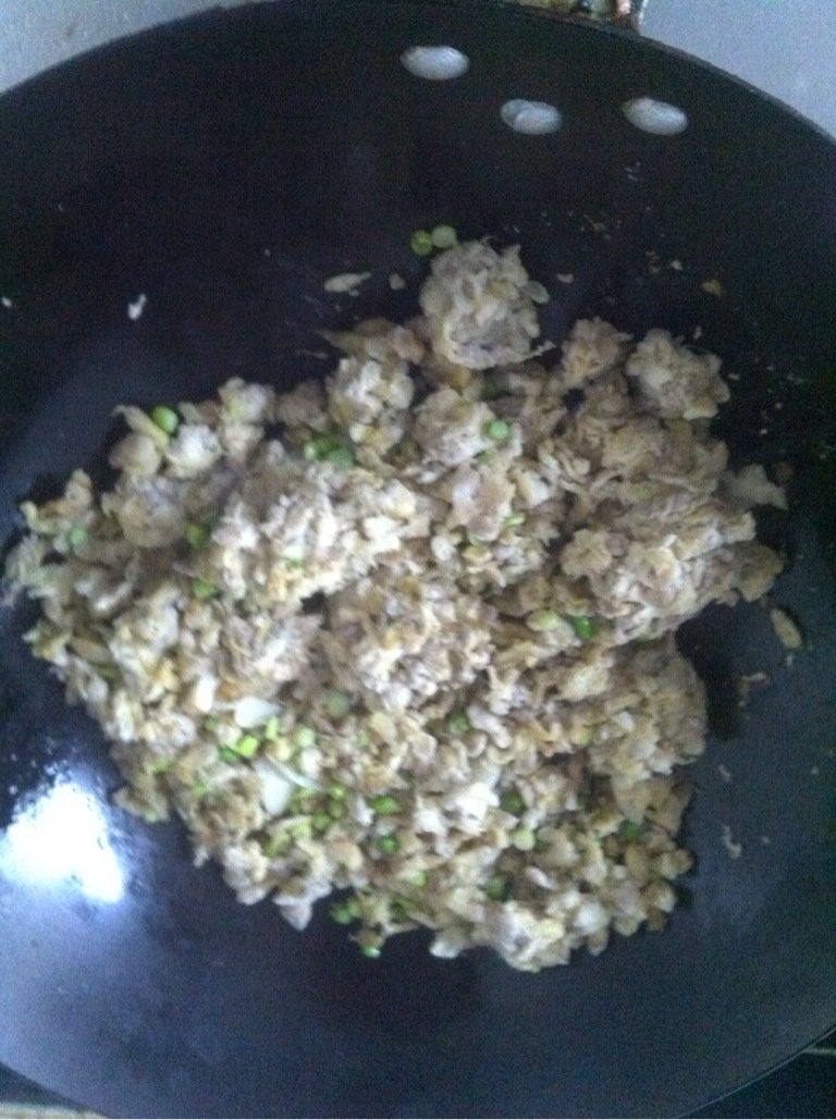 槐花饭,加入蒸好的槐花，翻炒一分钟，加盐翻匀即可