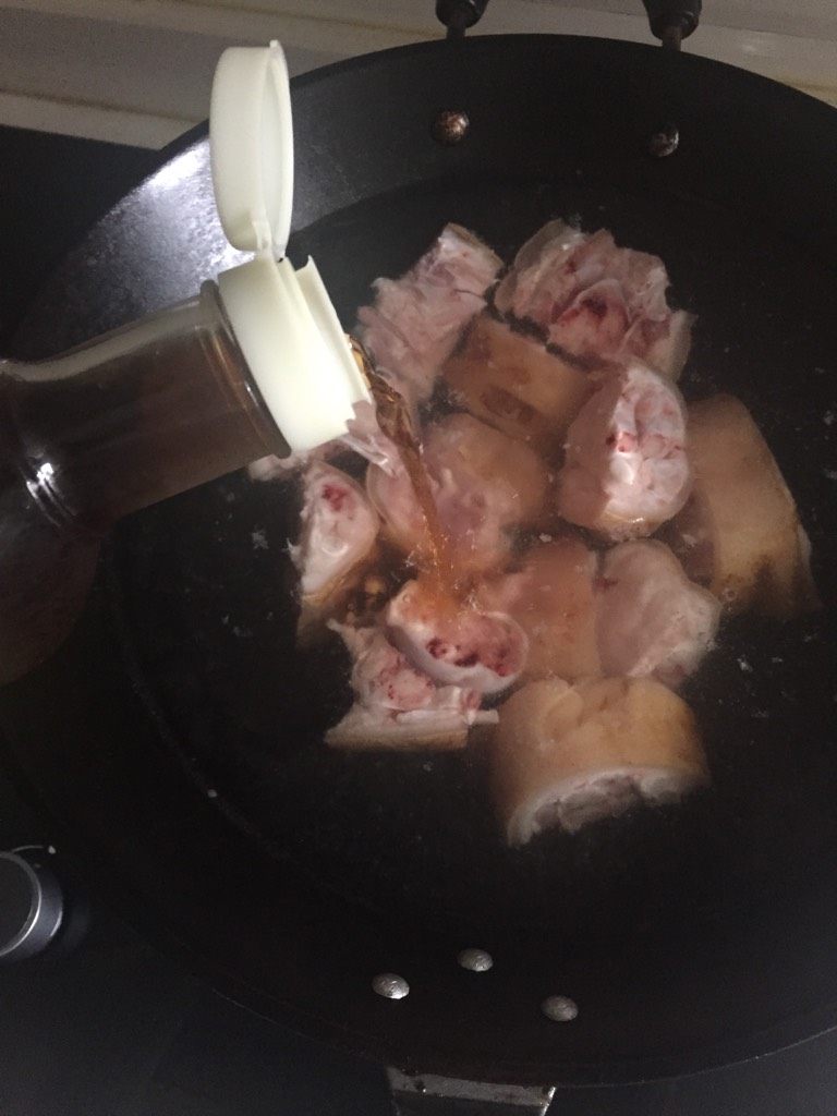 莲藕猪蹄汤,猪蹄洗净,切块。放入锅里清水中煮,倒点料酒和姜片大火烧开,瞥去泡沫在清水洗净