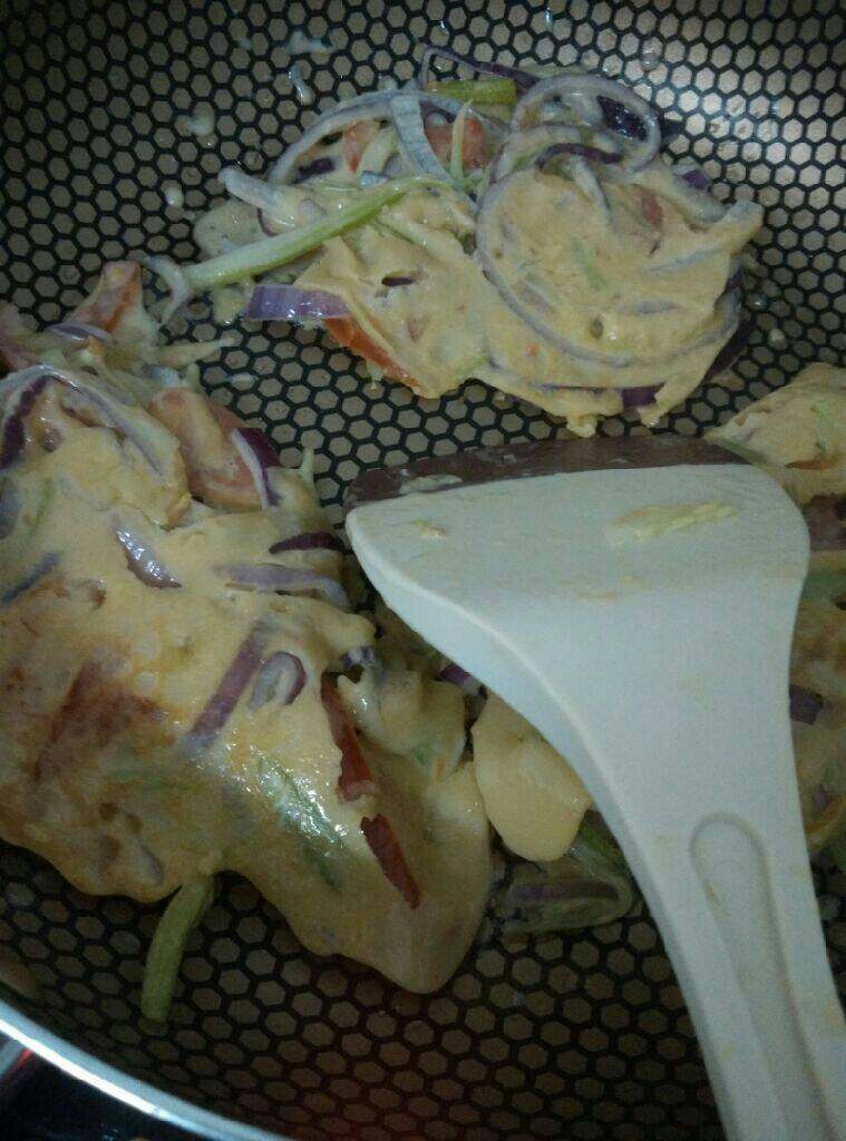 蔬菜饼,底部凝固时用硅胶铲给饼翻面