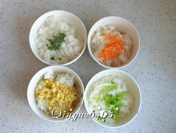 彩色米饭,把芹菜、<a style='color:red;display:inline-block;' href='/shicai/ 25'>胡萝卜</a>、鸡蛋饼切丝切碎，分别放在米饭里。