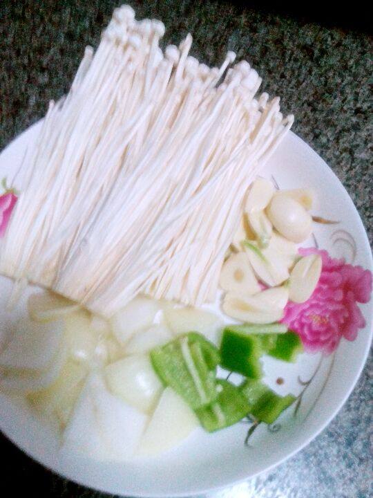 烤五花肉包饭,准备好蔬菜 ， 如图。