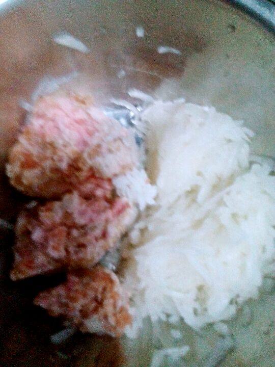 萝卜肉丸子,将白萝卜去水分后,加入肉馅中。