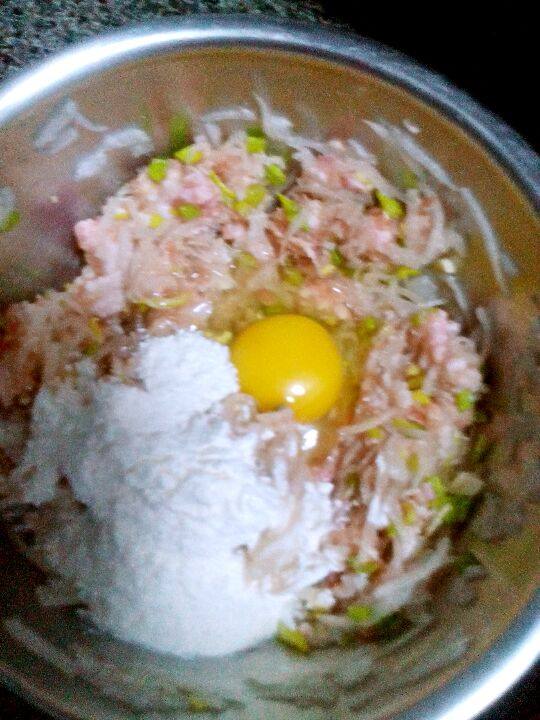 萝卜肉丸子,加入鸡蛋,适量盐,姜粉,花椒粉,搅拌均匀。