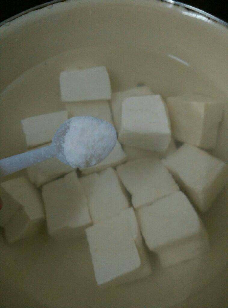 烤老豆腐,如图,豆腐切块后放入盐水中浸泡30分钟