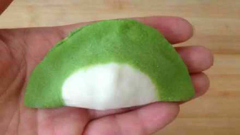 翡翠饺子,先将饺子皮对折,四周捏紧。