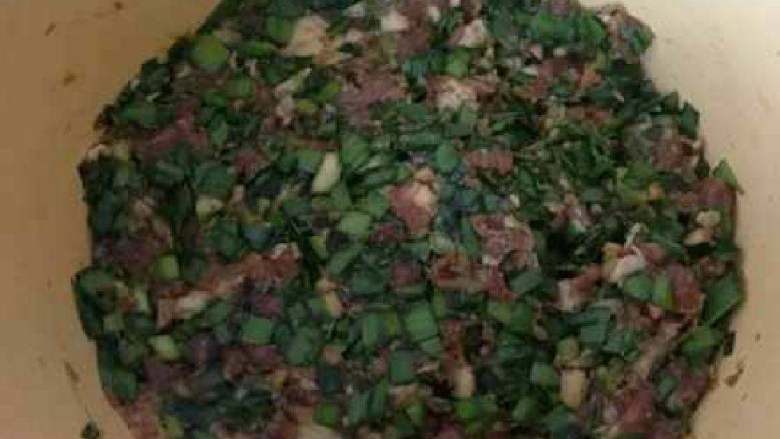 翡翠饺子,在面团醒发的时候,来准备馅料。猪肉用料理机搅拌成碎肉,加盐、姜末、葱末、<a style='color:red;display:inline-block;' href='/shicai/ 788'>生抽</a>拌匀,腌大约十分钟。<a style='color:red;display:inline-block;' href='/shicai/ 230'>香菇</a>用料理机打成小碎末,<a style='color:red;display:inline-block;' href='/shicai/ 116'>韭菜</a>洗净切碎,<a style='color:red;display:inline-block;' href='/shicai/ 136'>黑木耳</a>泡发,洗净切碎,把腌制好的<a style='color:red;display:inline-block;' href='/shicai/ 34374'>猪肉馅</a>和<a style='color:red;display:inline-block;' href='/shicai/ 230'>香菇</a>、<a style='color:red;display:inline-block;' href='/shicai/ 116'>韭菜</a>、<a style='color:red;display:inline-block;' href='/shicai/ 136'>黑木耳</a>倒进一个大点的容器,加入适量盐、<a style='color:red;display:inline-block;' href='/shicai/ 744'>五香粉</a>、<a style='color:red;display:inline-block;' href='/shicai/ 720'>胡椒粉</a>拌匀。