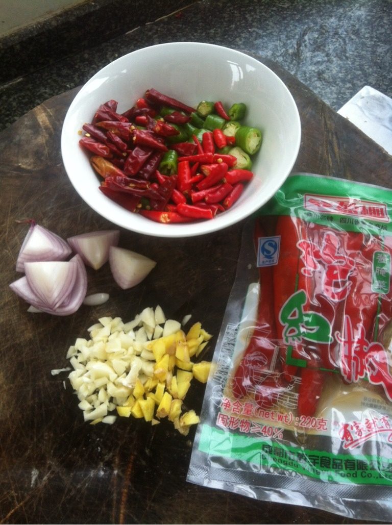 自创泰式风味水煮肉片,如图<a style='color:red;display:inline-block;' href='/shicai/ 86474'>干辣椒</a>，小米辣，<a style='color:red;display:inline-block;' href='/shicai/ 8778'>尖椒</a>，<a style='color:red;display:inline-block;' href='/shicai/ 2800'>生姜</a>，蒜，<a style='color:red;display:inline-block;' href='/shicai/ 29'>洋葱</a>，切好备用