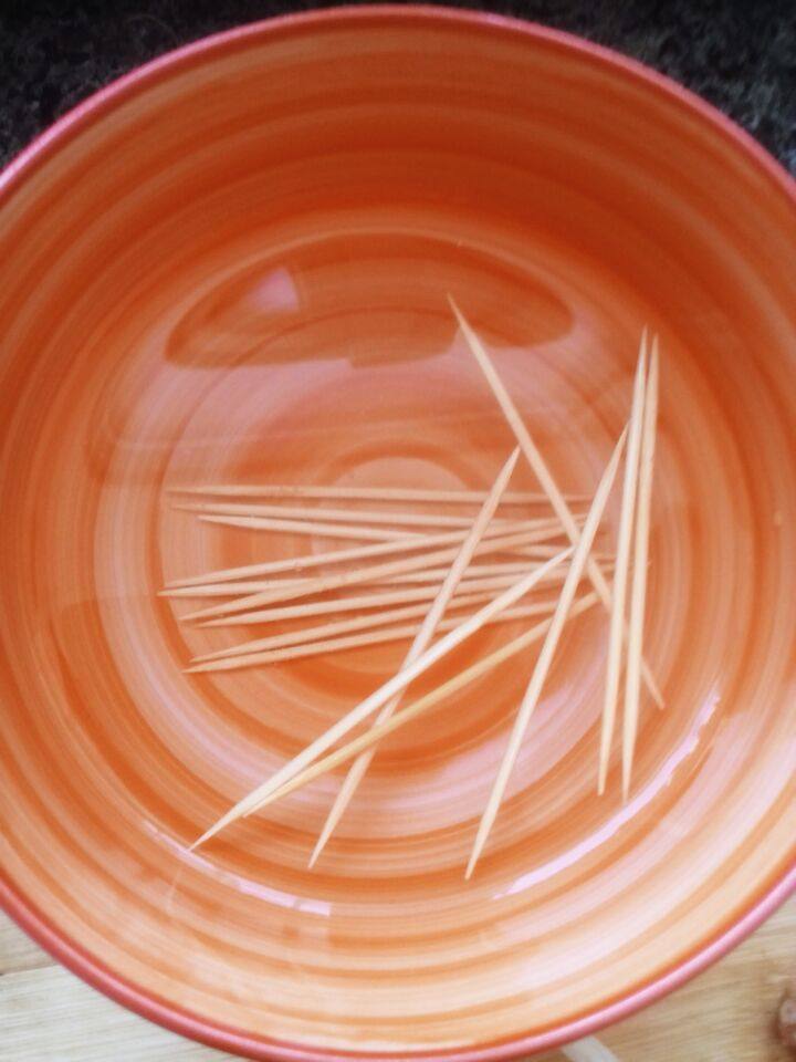烤箱五花肉卷金针菇,牙签用淡盐水浸泡一会